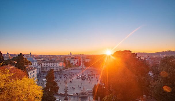 Rom piazza del popolo Antenne Blick auf den Sonnenuntergang Silhouette alte antike Architektur in Italien - Foto, Bild