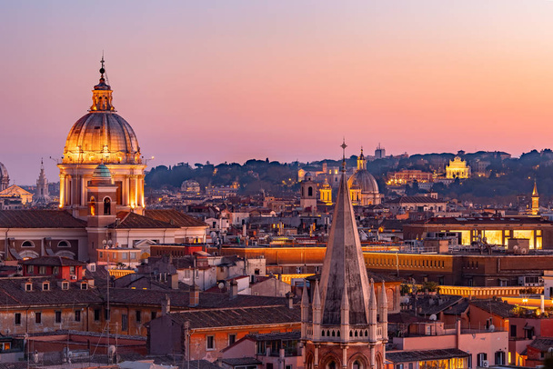 Blick auf den Sonnenuntergang Stadt Rom von castel sant angelo, Saint Peter Square in vatican - Foto, Bild