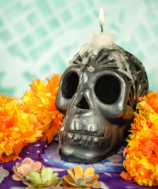 Totenkopf aus schwarzem Ton in Oaxaca mit Kerze - Foto, Bild