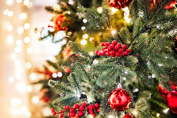 Rama de pino de Navidad con decoraciones bolas rojas regalos y estrellas
 - Foto, imagen