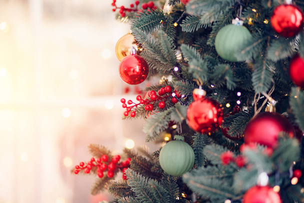 Fond de Noël branche de pin avec décorations boules rouges cadeaux et étoile, avec lumière bokeh - Photo, image