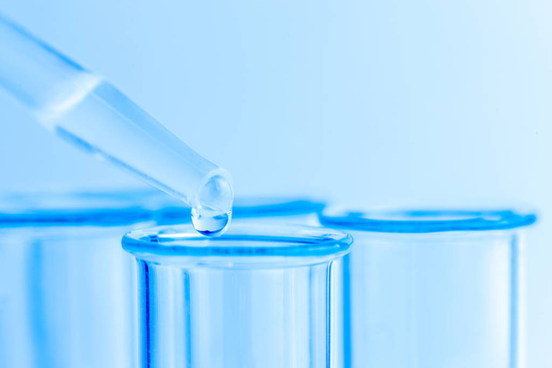 Wissenschafts-Labor Test blauen Röhren, Makroflaschen Ausrüstung. Chemikalientropfen - Foto, Bild