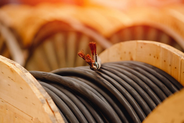 Производство медной проволоки, бронзового кабеля в катушках на заводе - Фото, изображение