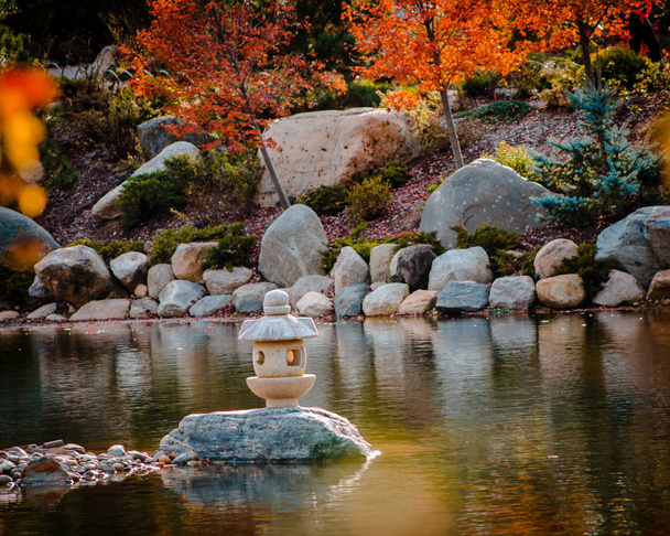 Gyönyörű kép az őszi tájról és egy elszigetelt kőszobor - Fotó, kép
