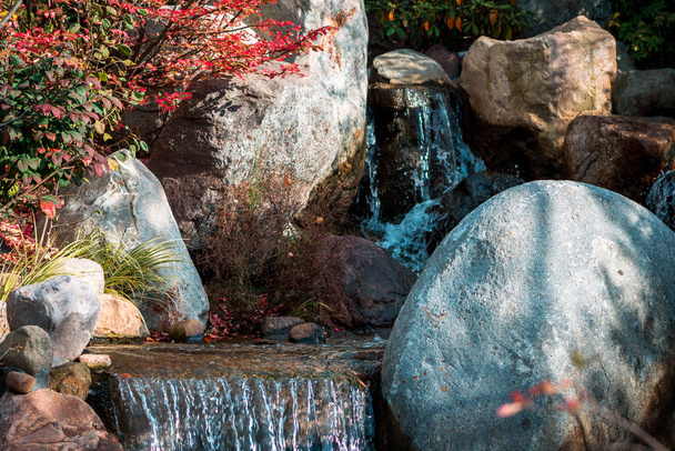Kleine waterval in de Japanse tuin bij de Frederik Meijer Gardens in Grand Rapids Michigan tijdens de herfst - Foto, afbeelding