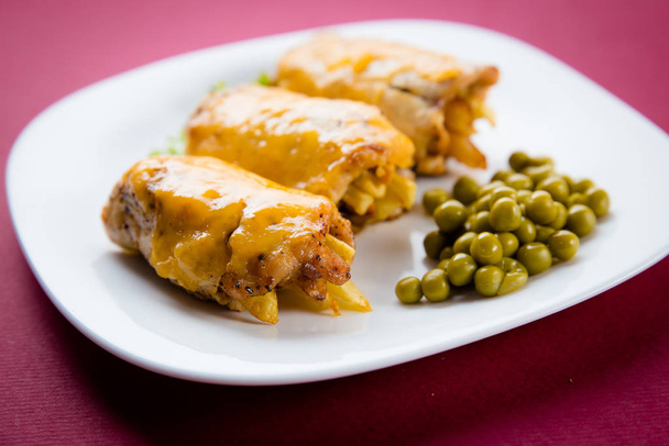 Petto di pollo fritto con formaggio e peperoni
 - Foto, immagini