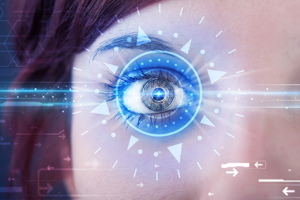 Cyber-Mädchen mit technologischem Auge blickt in die blaue Iris - Foto, Bild