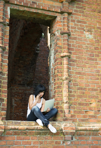 mladá žena s notebookem - Fotografie, Obrázek
