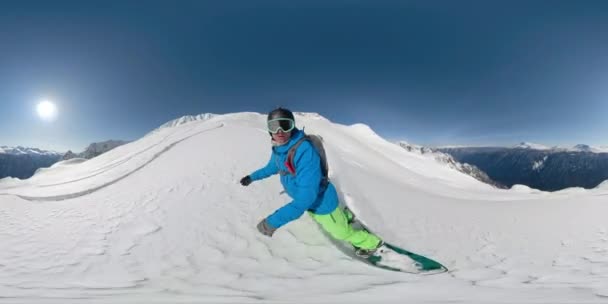 VR360: Snowboarder cara rasgando pó fora piste nas montanhas canadenses
 - Filmagem, Vídeo