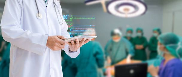 Tecnología médica el médico llevó a cabo una tableta comprobar el paciente en el hospital
 - Foto, imagen