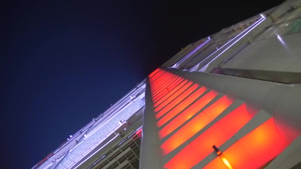 Pyörivä näkymä valaistusta pilvenpiirtäjästä Yöaikaan 4k
 - Materiaali, video