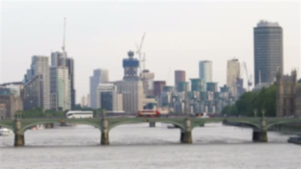 Blurry London Westminster Bridge com arranha-céus modernos em segundo plano Timelapse
 - Filmagem, Vídeo