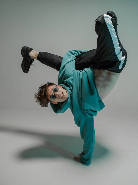 Boy dancing contemporary dance in studio. Acrobatic dancer. - Foto, afbeelding