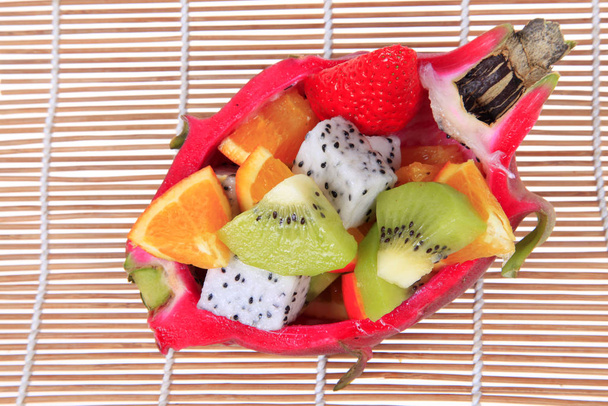 Fruta del dragón, kiwi, fresa y naranja
 - Foto, Imagen