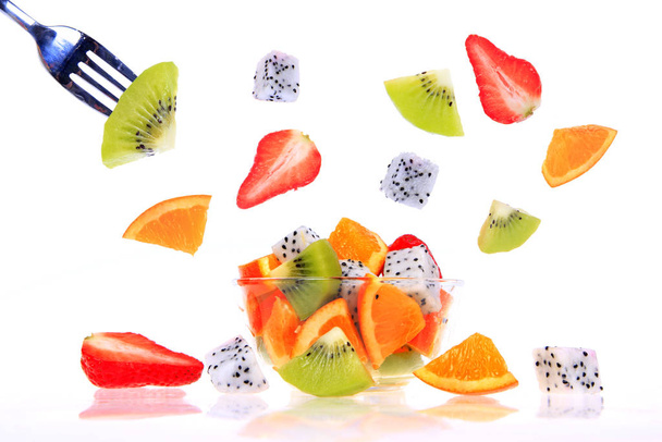 Dragon fruit, kiwi fruit, fraise et orange
 - Photo, image