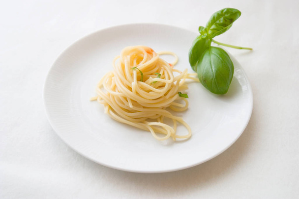 spaghetti traditional Italian cuisine - Fotoğraf, Görsel