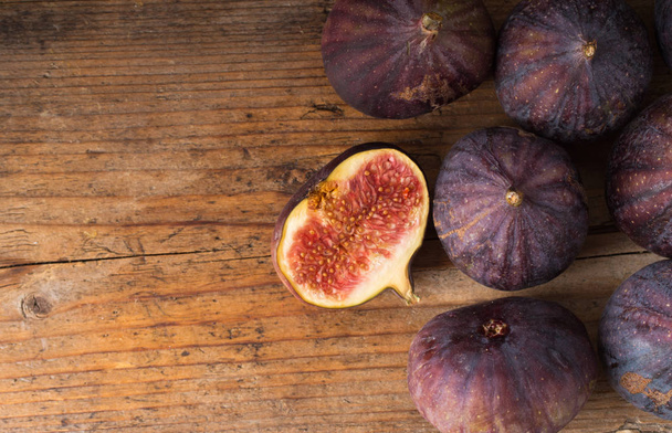 Olgun incirler eski ahşap masada - Fotoğraf, Görsel
