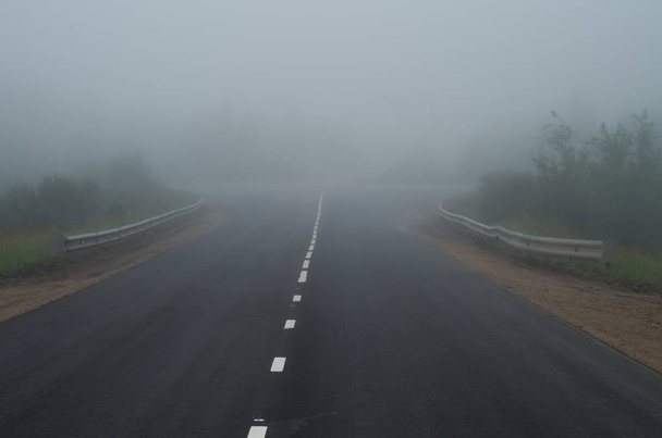 foggy road in the morning - Foto, afbeelding