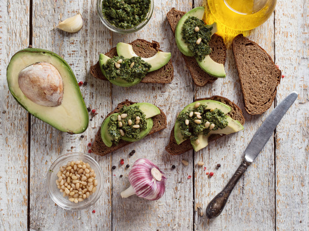Sandwich with pesto sauce and avocado - Foto, afbeelding