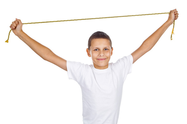 menino em branco t-shirt streching dourado corda
 - Foto, Imagem