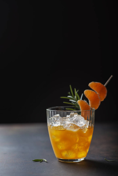 Alcoholic cocktail with mandarins - Zdjęcie, obraz