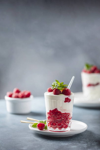 yogurt with raspberry and mint - Foto, immagini
