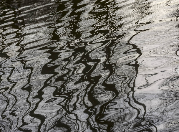 Reflejo abstracto de los árboles en el agua de un río
. - Foto, Imagen