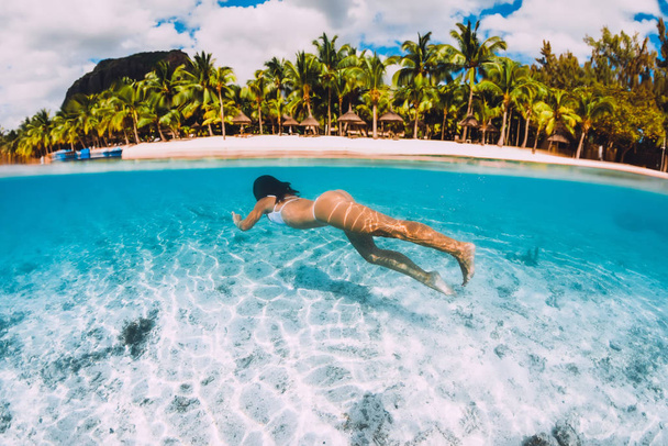Donna che nuota sott'acqua nell'oceano blu trasparente a Mauritius
 - Foto, immagini