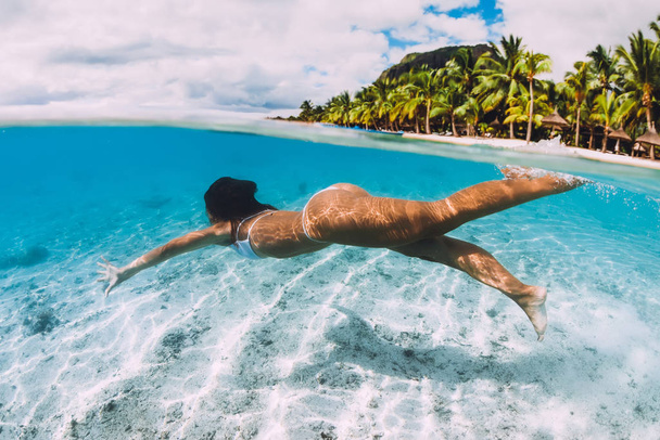 Žena plavající pod vodou v průhledném modrém oceánu na Mauriciu - Fotografie, Obrázek