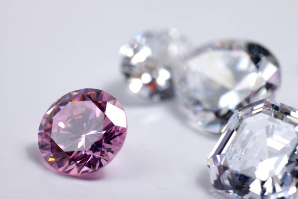 Makro výhonky růžové barvy kulaté lesklý diamant izolované - Fotografie, Obrázek