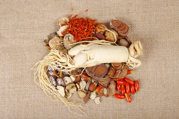 Традиционная китайская медицина и женьшень крупным планом
 - Фото, изображение