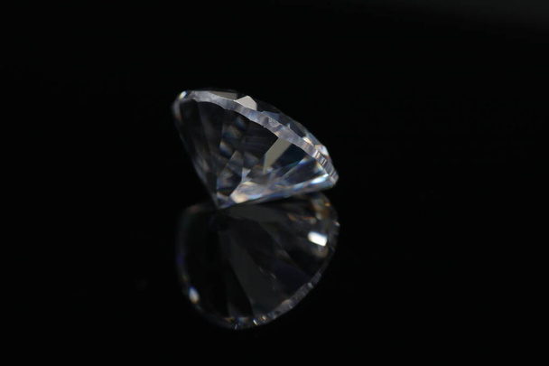 Крупним планом знімок діаманта, який облицьований до форми груші ізольований фон
 - Фото, зображення