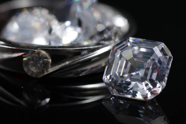Makro pędy grupy złotej obrączki i diamentów, które mają różne kształty, serce, okrągłe, gruszka, asscher, owalne, księżniczka, pojedyncze tło - Zdjęcie, obraz
