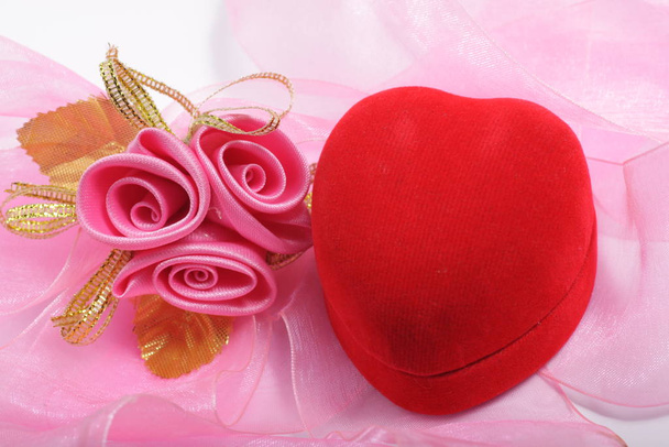 Κόκκινο χρώμα καρδιά σχήμα δαχτυλίδι κουτί - Φωτογραφία, εικόνα