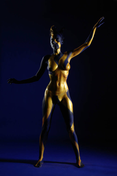 female,body painting,painted,blue,yellow,gold,sun,ray,rays,body,nude,naked,breast,body-painting,painted,paint,torso,sculpture,statue,art,calendars,static,abstract,figure,shine - 写真・画像