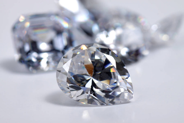 Закрыть съемку блестящего алмаза, который граненый грушей формы изолированный фон
 - Фото, изображение