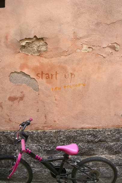 parete di sbucciatura con scritta startup
 - Foto, immagini
