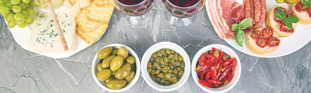 Banner van Italiaanse antipasti wijn snacks set. Italiaanse levensmiddelen. - Foto, afbeelding