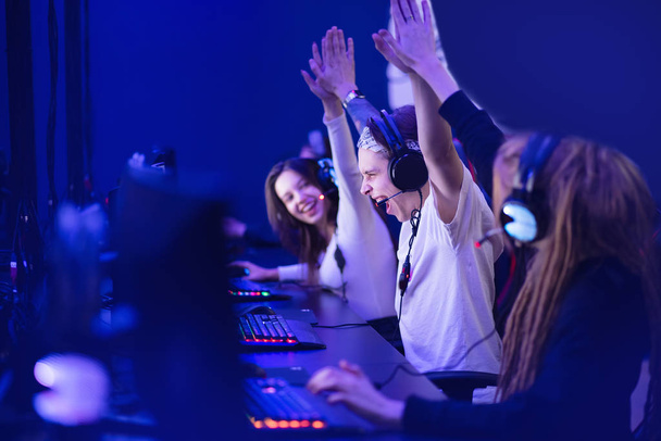 Ομάδα επαγγελματίας gamer παίζει κερδίζοντας τουρνουά σε απευθείας σύνδεση παιχνίδια υπολογιστή - Φωτογραφία, εικόνα