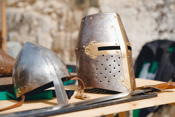 Tentoonstelling van oude pantser, wapens, helmen uit Vikingstaal Mdina Malta - Foto, afbeelding