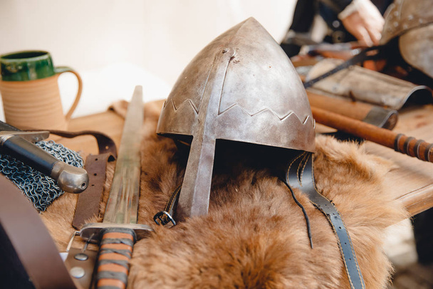 Exposição de armadura antiga, armas, capacetes de aço Viking Mdina Malta
 - Foto, Imagem