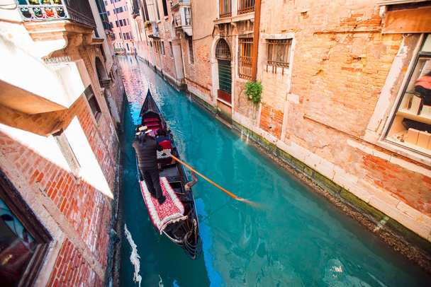 Gondolier carries tourists on gondola Grand Canal of Venice, Italy - Foto, Bild