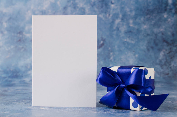 Greeting card for Father's Day or Birthday. Gift box with blank white paper on blue background. - Foto, afbeelding