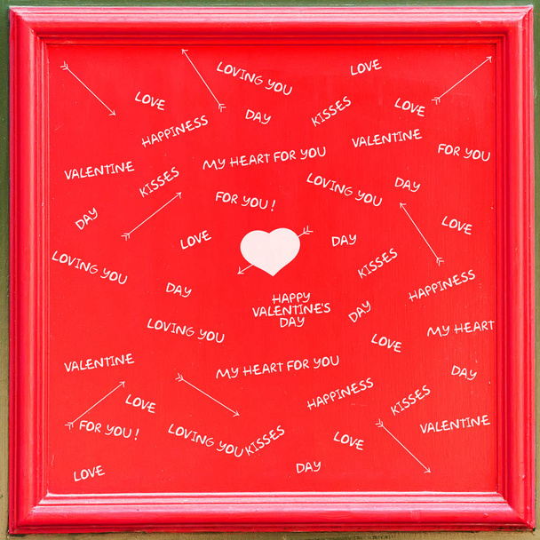 Kırmızı çerçevedeki aşkla ilgili farklı yazıtlar. Sevgililer günün kutlu olsun.. - Fotoğraf, Görsel