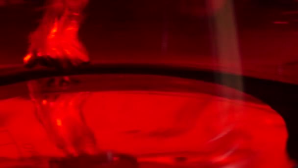 La glace sèche réagit chimiquement avec le liquide rouge
 - Séquence, vidéo