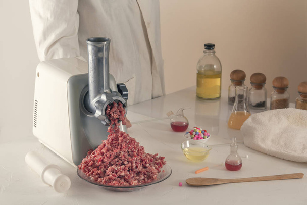 Fabricación de carne artificial a partir de elementos químicos en el laboratorio. Copiar espacio
 - Foto, Imagen