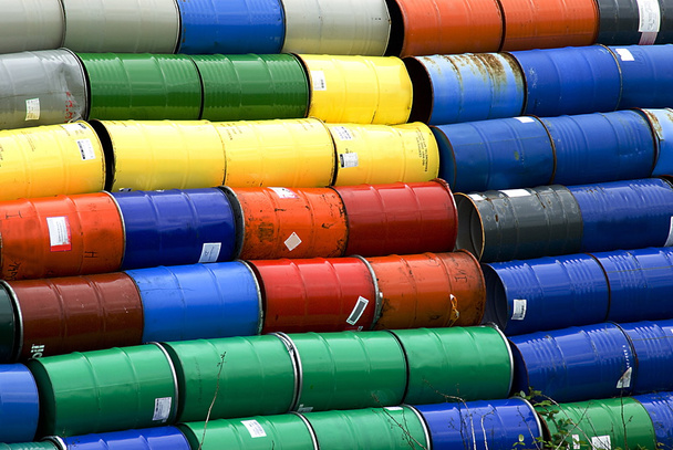 Barils de pétrole empilés
 - Photo, image