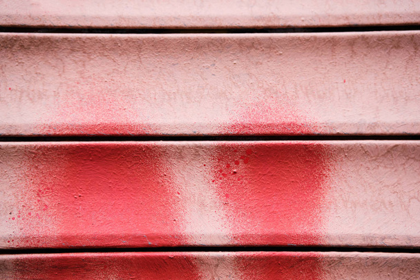 Металева стіна різних червоних відтінків. Текстура
. - Фото, зображення