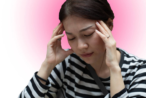 schöne asiatische Frau berührte ihre Schläfe mit schmerzhaftem Gesichtsausdruck, weil sie unter Kopfschmerzen litt. isoliert auf weißem Hintergrund - Foto, Bild