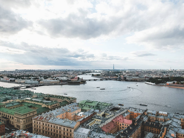 Fotografia aérea do rio Neva, o centro de São Petersburgo, telhados, rio barco7. Rússia
 - Foto, Imagem